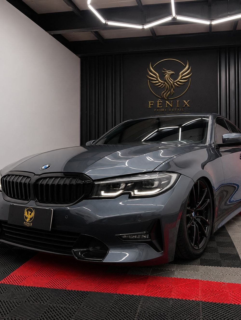 BMW cinza em três quartos com reflexos nítidos na lataria