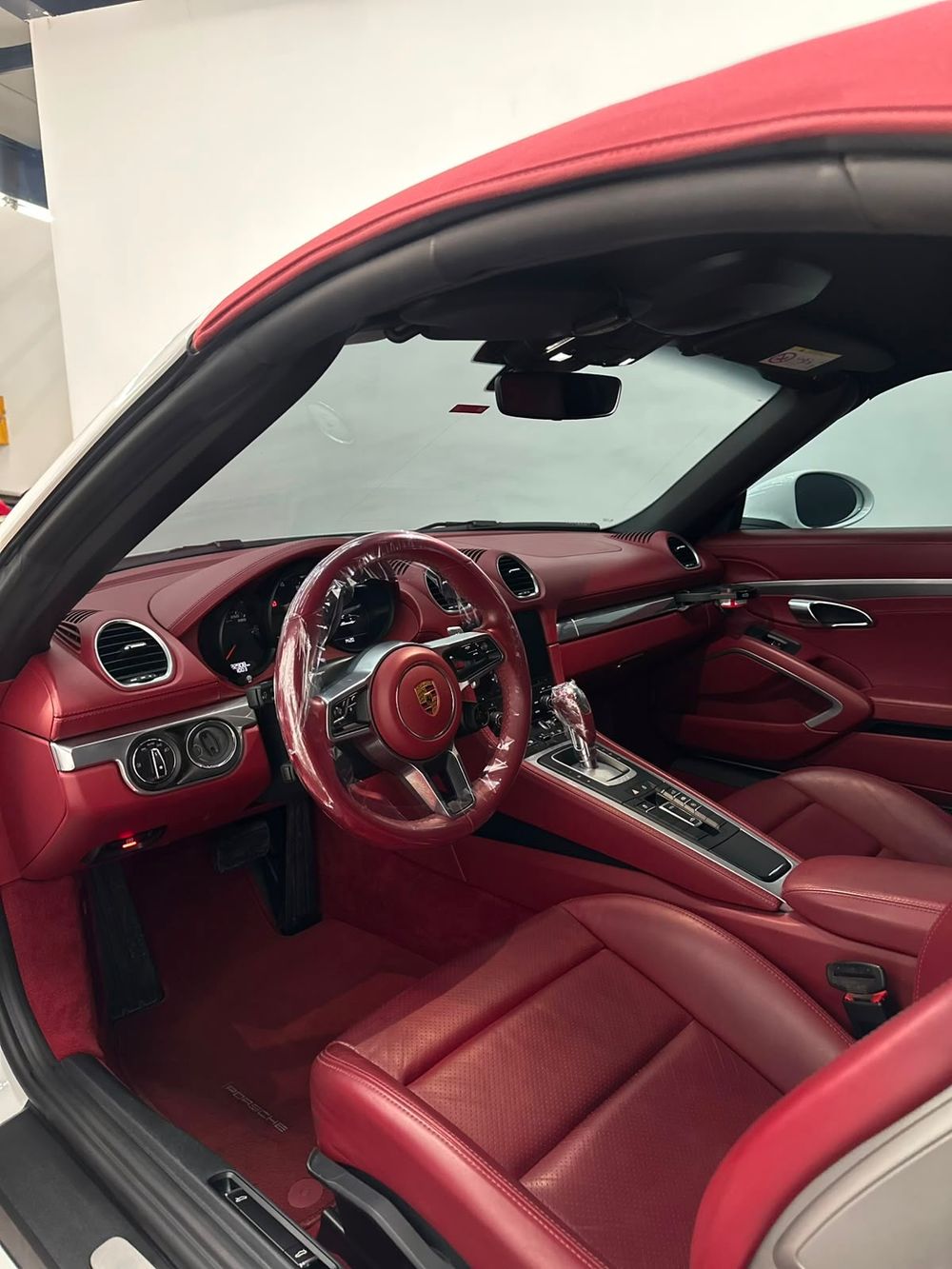 Interior em couro vermelho do Porsche 718 após higienização interna