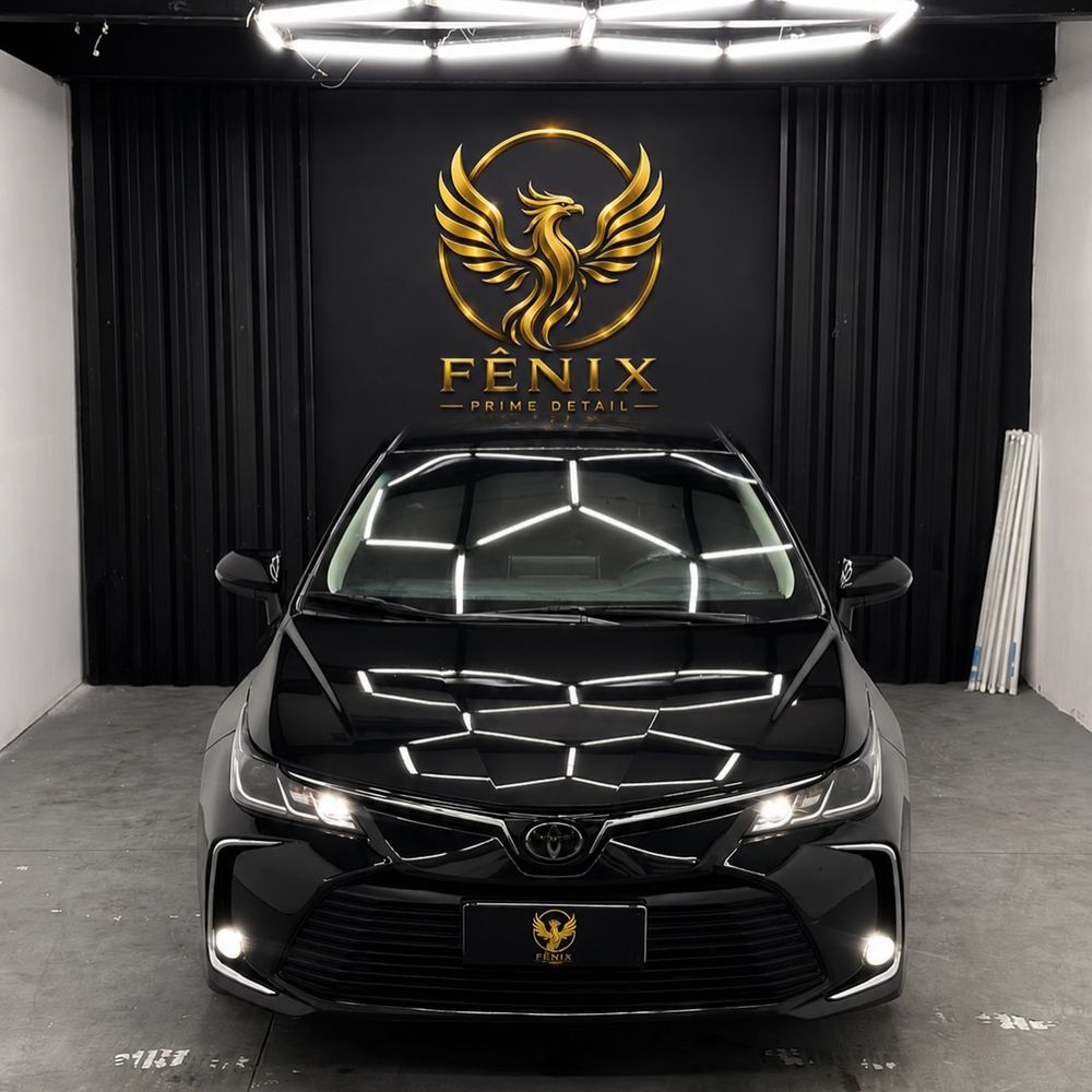 Toyota Corolla preto com pintura espelhada após polimento e vitrificação